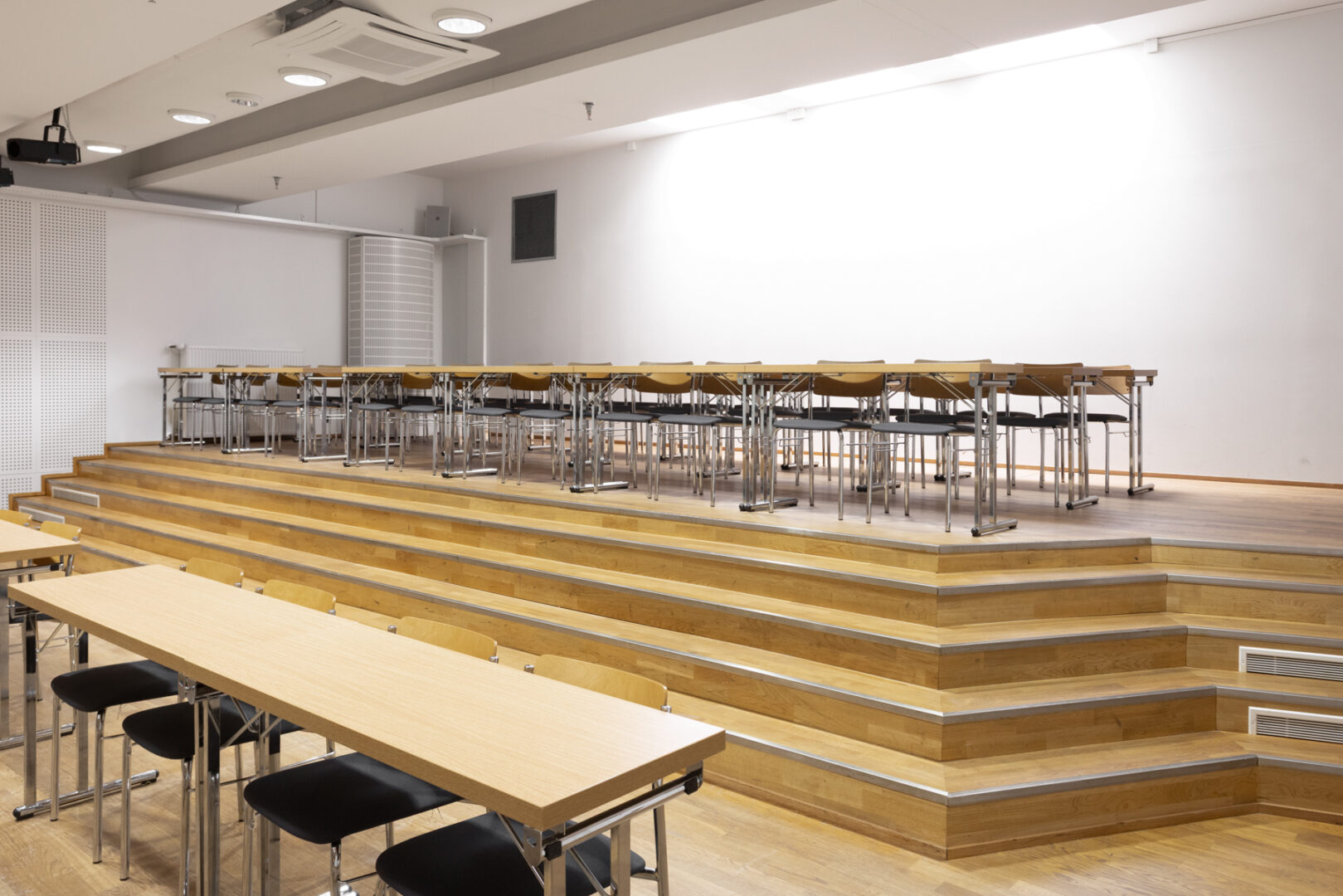 Salin perällä on koroke, joka toimii tarvittaessa myös esiintymislavana.